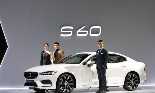 27일 서울 중구 신라호텔에서 이윤모 볼보자동차코리아 대표이사(오른쪽)와 모델들이 스웨디시 다이내믹 세단 '더 뉴 S60'와 포즈를 취하고 있다. 이슬기기자 9904sul@